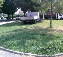 Giardinieri in azione a Milano, viale Famagosta, 5 agosto 2011