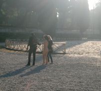 Calendario sexy a Villa Borghese, la modella cammina per Piazza di Siena - copyright IlRespiro.eu