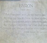 Epigrafe sulla statua di Byron vandalizzata a Villa Borghese - copyright IlRespiro.eu