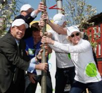 L'attrice Glenn Close pianta uno dei Million Trees a Brooklyn nell'aprile 2009