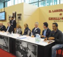 Un momento del Laboratorio sul benessere del cavallo a CAVALLIaMILANO. Secondo da sinistra il prof. Marco Danese, in piedi Nico Belloni, poi Susi Cottica. Piu' a destra i cavalieri Michel Robert, Filippo Moyerson, Roberto Rotatori