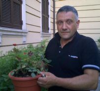 Paolo Borelli e' fioraio e giardiniere a Roma dal 1980; il suo chiosco in via Boncompagni fu aperto dai suoi nonni nell'immediato Dopoguerra