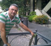 Paolo Borelli e' fioraio e giardiniere a Roma dal 1980; il suo chiosco in via Boncompagni fu aperto dai suoi nonni nell'immediato Dopoguerra