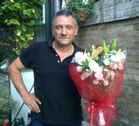 Paolo Borelli e' fioraio e giardiniere a Roma dal 1980; il suo chiosco in via Boncompagni fu aperto dai suoi nonni nell'immediato Dopoguerra
