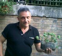 Paolo Borelli e' fioraio e giardiniere a Roma dal 1980; il suo chiosco in via Boncompagni fu aperto dai suoi nonni nell'immediato Dopoguerra