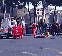 Uno dei manifestanti travolti dalla botticella a piazza Venezia