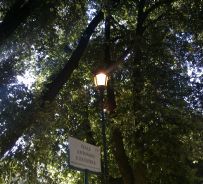 Lampioni accesi alle 9 del mattino in agosto a Villa Borghese - copyright IlRespiro.eu