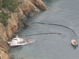 Un peschereccio si incaglia all'Elba. Gasolio nel cuore del Parco nazionale
