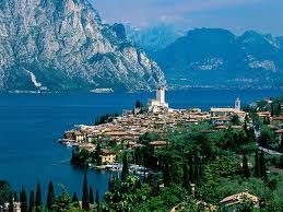 Alberi di Natale gettati nel Lago di Garda per far piacere ai pescatori