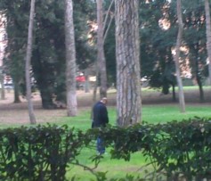 Ma non ci si vergogna a usare un parco come latrina in pieno giorno?