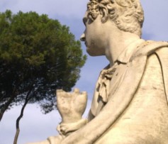 Corriere.it Roma Foto del giorno: hanno mutilato la statua di Byron